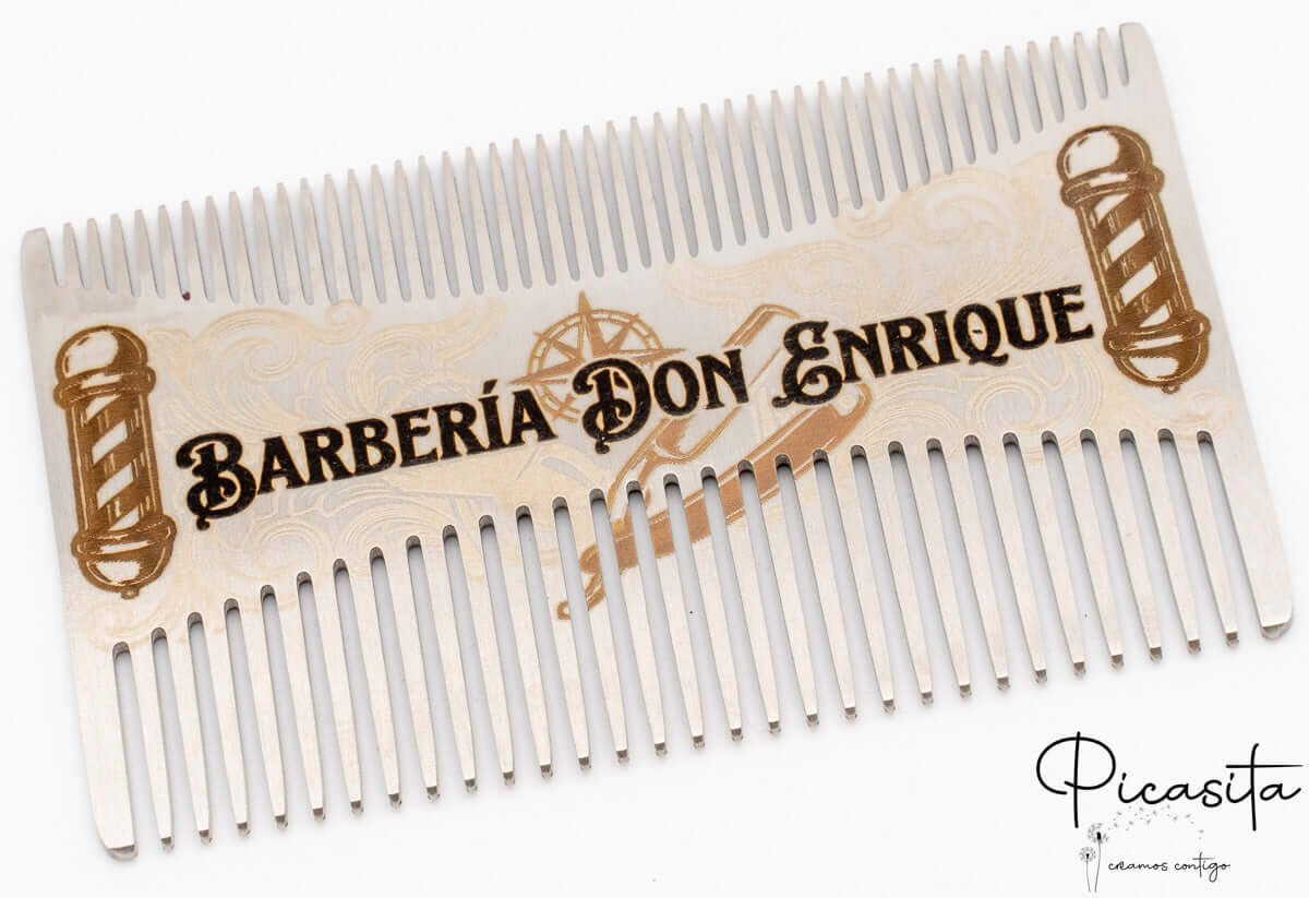 El arte de regalar distinción: Por qué un peine de metal personalizado es el detalle definitivo para el hombre actual