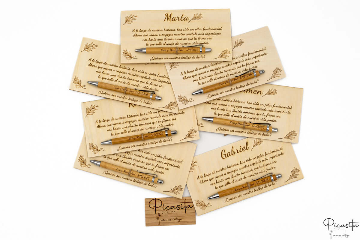 El arte de la petición: Por qué una placa de madera es el estímulo emocional perfecto para tus testigos de boda